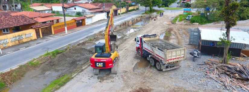 Prefeitura continua construção de canal de drenagem na região do Santamarina