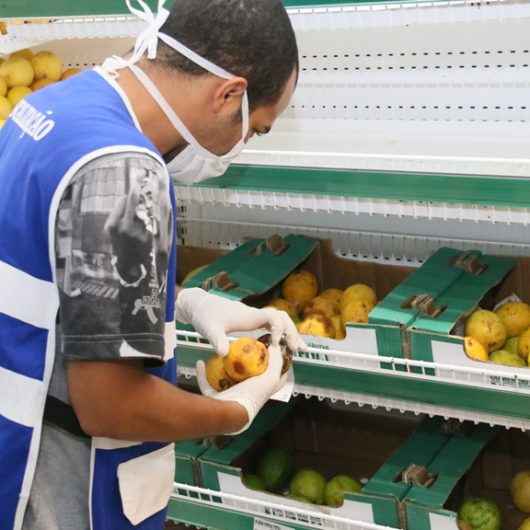 Supermercados da Região Norte são autuados pelo Procon de Caraguatatuba por produtos vencidos