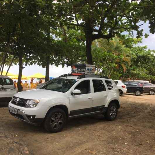 Prefeitura de Caraguatatuba utiliza carros de som para alertar frequentadores das praias sobre riscos do Covid-19