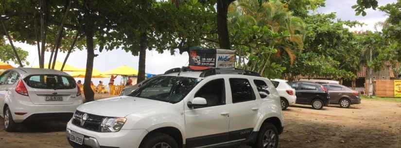 Prefeitura de Caraguatatuba utiliza carros de som para alertar frequentadores das praias sobre riscos do Covid-19