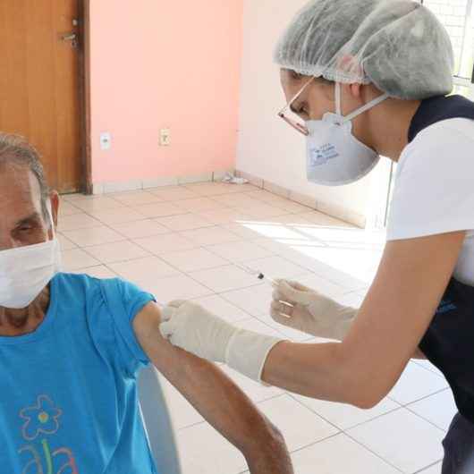 Prefeitura de Caraguatatuba já vacinou 2.300 idosos em casa e campanha continua