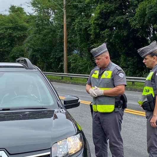 Polícia Rodoviária já cumpre determinação de fechamento da Tamoios e orienta motoristas