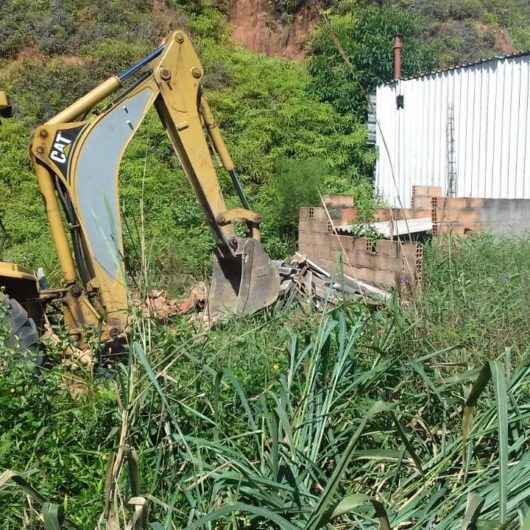 Prefeitura de Caraguatatuba faz demolição e retirada de cerca em área verde no Alto do Jetuba