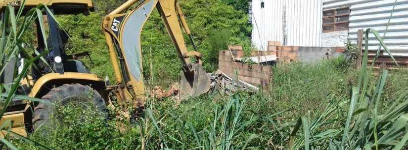 Prefeitura de Caraguatatuba faz demolição e retirada de cerca em área verde no Alto do Jetuba