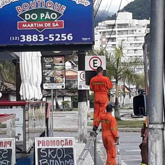 Covid-19: Prefeitura de Caraguatatuba proíbe estacionamento nas praias e coloca faixas de alerta