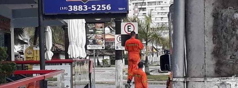 Covid-19: Prefeitura de Caraguatatuba proíbe estacionamento nas praias e coloca faixas de alerta