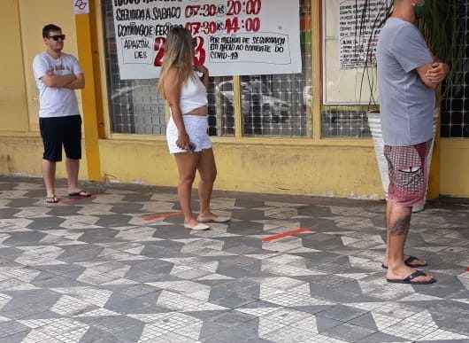 Covid-19: Vigilância Sanitária autua e notifica supermercados de Caraguatatuba