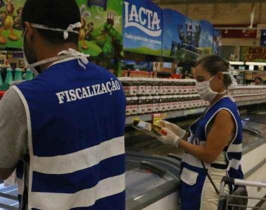 Procon de Caraguatatuba autua mais um supermercado por produtos vencidos