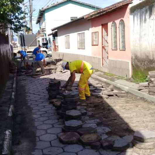 Pavimento em bloquetes é alternativa sustentável para serviço de drenagem em Caraguatatuba