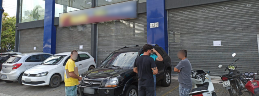 Prefeitura de Caraguatatuba fiscaliza cerca de 300 comércios no final de semana e notifica loja de carro