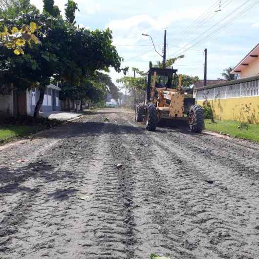 Prefeitura realiza limpeza de galerias, nivelamento de ruas e Tapa-Buracos em diversos bairros