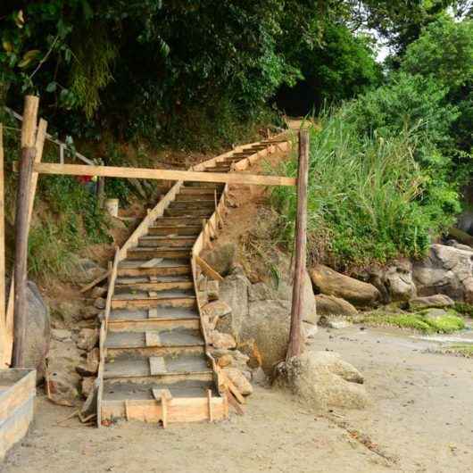 Prefeitura de Caraguatatuba inicia revitalização das trilhas da Pedras do Jacaré e da Freira