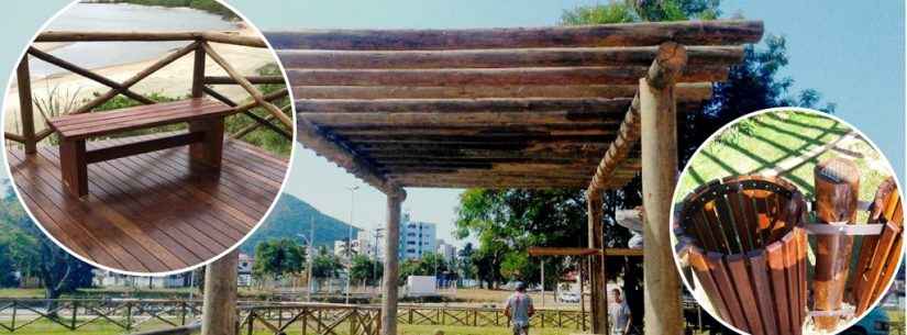 Prefeitura de Caraguatatuba inicia instalação de pergolados, lixeiras e bancos de madeiras