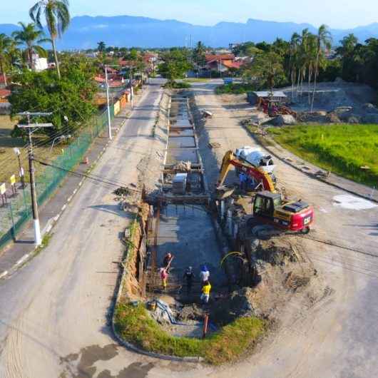 Prefeitura continua construção de canal extravasor na região do Santamarina