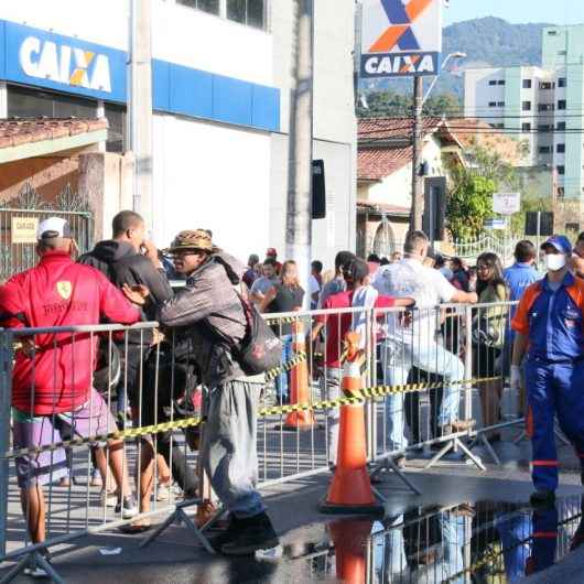 Prefeitura de Caraguatatuba coloca separadores para organizar filas na CEF