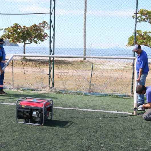 Para evitar aglomeracões, Prefeitura retira traves e corta luz de espaços esportivos