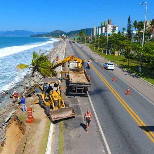 Prefeitura de Caraguatatuba realiza vistoria técnica em área atingida por ressaca no Massaguaçu