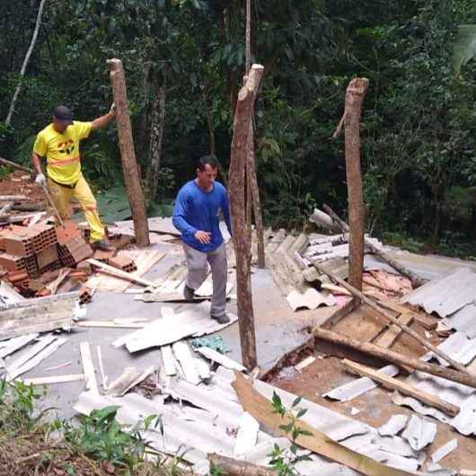 Prefeitura de Caraguatatuba e Polícia Ambiental desmontam barraco dentro de APP