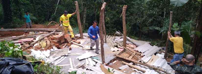 Prefeitura de Caraguatatuba e Polícia Ambiental desmontam barraco dentro de APP