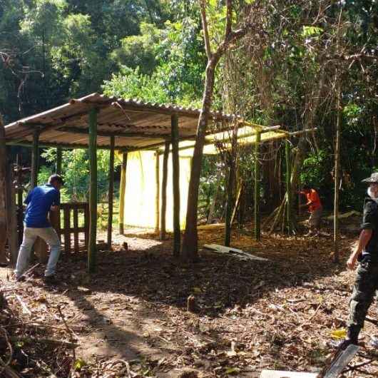Prefeitura de Caraguatatuba e Polícia Ambiental retiram barracos irregulares em APP no Rio do Ouro