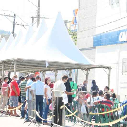 Prefeitura de Caraguatatuba instala tendas e cadeiras para ajudar usuários da CEF