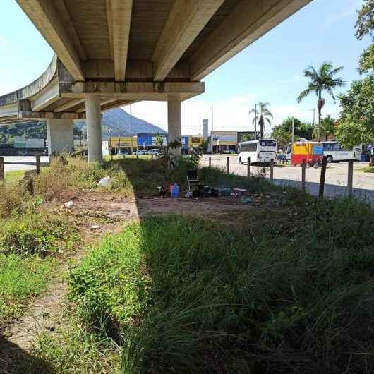 Prefeitura de Caraguatatuba notifica DER para limpeza e fiscalização em viadutos das obras do Contorno