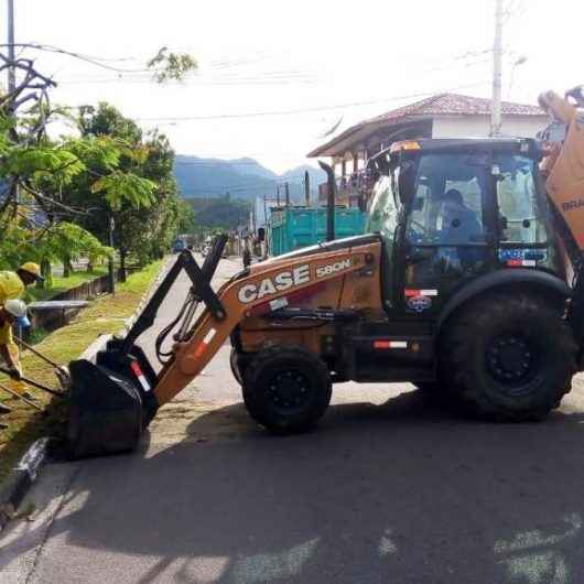 Bairros de Norte a Sul de Caraguatatuba recebem serviços de manutenção da Sesep