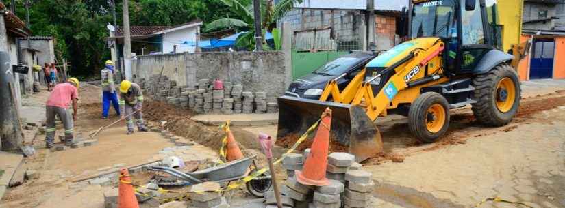 Prefeito vistoria obras de implantação de rede de esgoto no Rio do Ouro