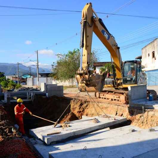 Prefeitura continua com obras contra alagamentos na Avenida Brasília