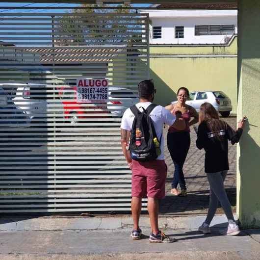 Moradores da região central recebem orientações dos agentes de combate à dengue