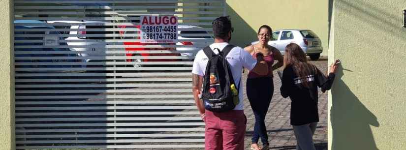 Moradores da região central recebem orientações dos agentes de combate à dengue