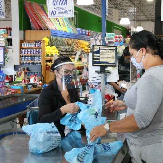 Uso obrigatório de máscaras começa a valer em Caraguatatuba e Vigilância Sanitária fiscaliza comércio