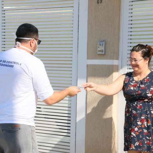 Equipes da Saúde percorrem ruas do Indaiá orientando moradores sobre combate à dengue