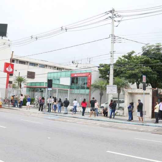 Prefeitura de Caraguatatuba autua Santander e Banco do Brasil por aglomeração em filas