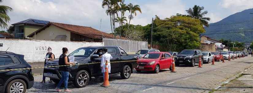 Caraguatatuba realiza barreira sanitária para veículos com placa de fora