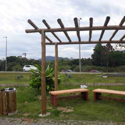 Prefeitura de Caraguatatuba instala pergolados, lixeiras e bancos de madeiras em diversos pontos