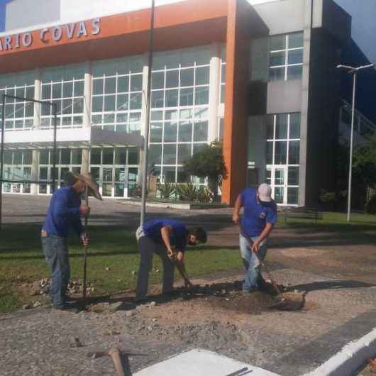 Pedras portuguesas do Teatro Mario Covas passam por manutenções