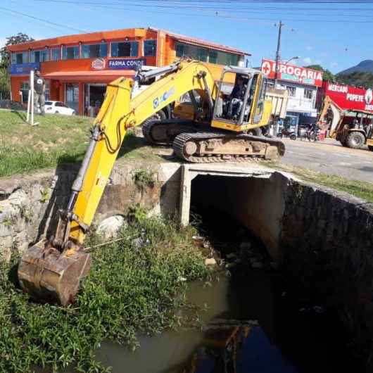 Prefeitura realiza serviços de limpeza e desassoreamento dos Rios Gracuí e Capricórnio