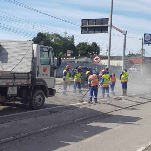 Trecho urbano da Rodovia dos Tamoios, em Caraguatatuba, é repavimentado