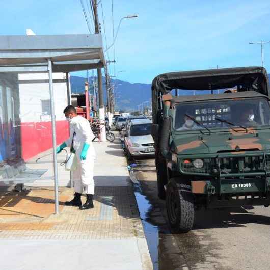 Exército Brasileiro realiza higienização dos abrigos de ônibus em Caraguatatuba