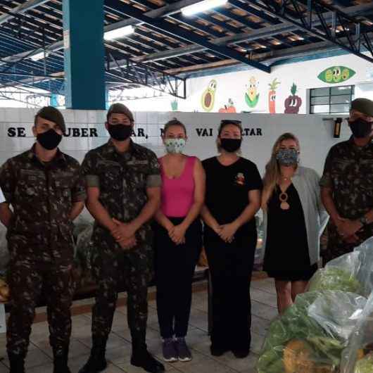 Exército auxilia na entrega de kits de hortifrutis em escolas de Caraguatatuba