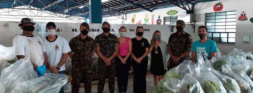 Exército auxilia na entrega de kits de hortifrutis em escolas de Caraguatatuba