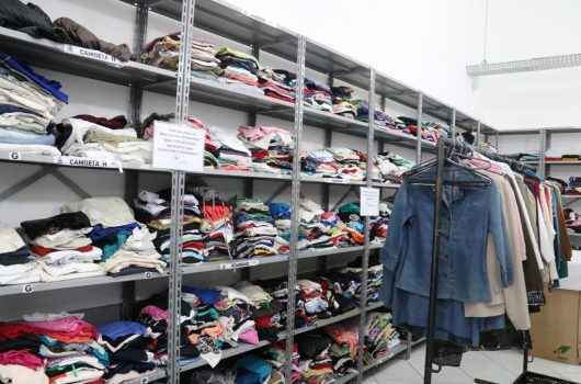 Fundo Social repassa 6 mil peças de roupas e 12 toneladas de alimentos às famílias em vulnerabilidade social Fundo Social repassa 6 mil peças de roupas e 12 toneladas de alimentos às famílias em vulnerabilidade social