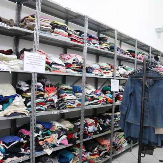 Fundo Social repassa 6 mil peças de roupas e 12 toneladas de alimentos às famílias em vulnerabilidade social