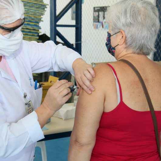Funcionários da limpeza urbana recebem vacina contra gripe H1N1 nesta sexta-feira (19)