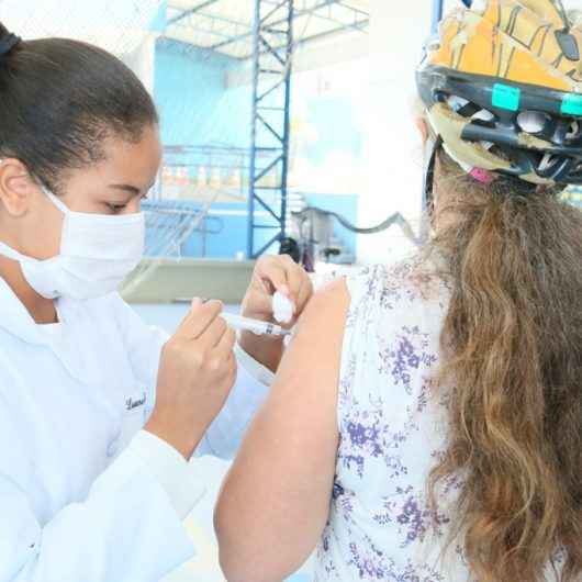 Caraguatatuba amplia vacinação contra gripe para funcionários dos Correios, limpeza pública e moradores em situação de rua