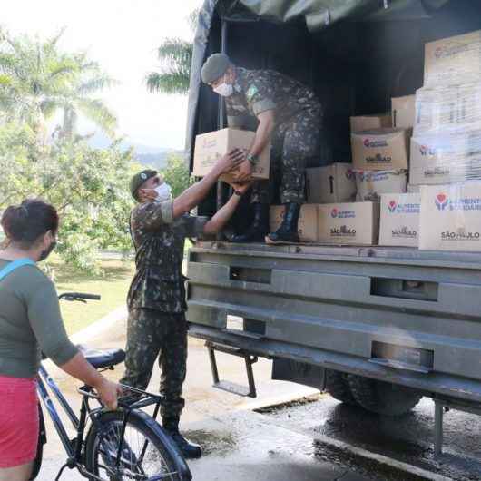 Operação Covid-19: Exército auxilia na entrega de cestas do Programa Alimento Solidário em Caraguatatuba