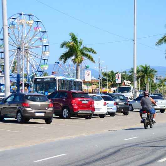 Prefeitura de Caraguatatuba libera estacionamento na Avenida da Praia e linhas de ônibus são retomadas