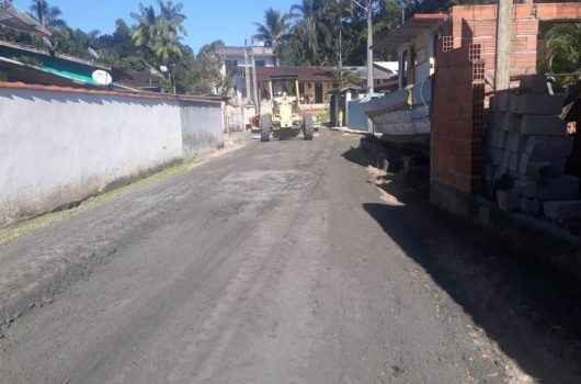 Prefeitura de Caraguatatuba usa mais de 600 toneladas de material no nivelamento de ruas do Massaguaçu Prefeitura de Caraguatatuba usa mais de 600 toneladas de material no nivelamento de ruas do Massaguaçu