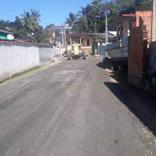 Prefeitura de Caraguatatuba usa mais de 600 toneladas de material no nivelamento de ruas do Massaguaçu